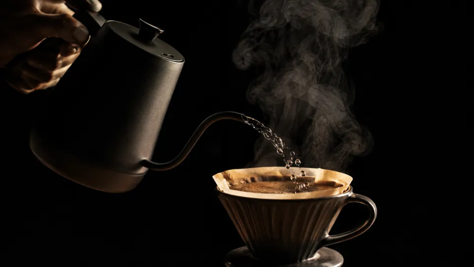 Pour-over káva počas prípravy